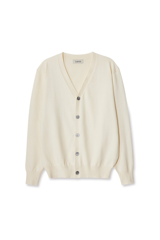 트래드클럽 베이직 가디건은 여성 고객을 위한 베이직하고 클래식한 디자인의 니트 가디건입니다. 아이보리와 화이트 두 가지 색상으로 출시되어 다양한 코디에 활용하기 용이합니다. 봄, 가을 간절기에 적합하며, 부드러운 촉감의 니트 소재로 제작되어 편안하게 착용할 수 있습니다. 레귤러핏에 크롭 기장으로, 데이트룩과 미니멀한 스타일을 연출하기 좋습니다. 브이넥 라인과 버튼 여밈 방식, 긴 소매 디자인으로 단정하고 세련된 느낌을 더했습니다.
