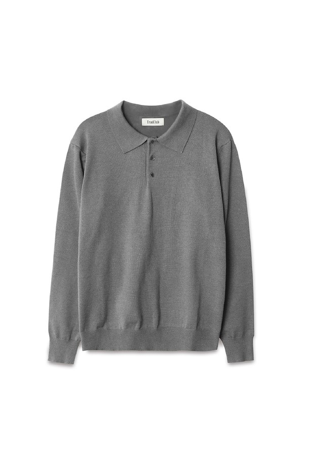트래드클럽 베이직 폴로 니트는 부드러운 니트 소재로 제작되어 편안한 착용감을 선사합니다. 차분한 그레이 컬러와 레귤러핏, 긴소매 디자인으로 일상 및 비즈니스 캐주얼, 출근룩 등 다양한 TPO에 활용 가능합니다. 폴로 카라 디테일은 클래식하면서도 세련된 스타일을 연출하며, 봄, 가을 간절기에 활용하기 좋은 중간 두께의 니트입니다. 베이직하면서도 미니멀한 스타일을 즐기는 분들께 추천합니다.
