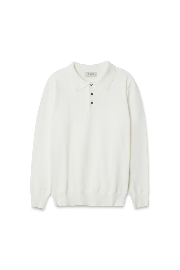 트래드클럽 베이직 폴로 니트는 부드러운 니트 소재로 제작되어 봄, 가을에 착용하기 좋은 긴소매 폴로넥 상의입니다. 깔끔한 무지 디자인과 레귤러핏으로 베이직하고 클래식한 스타일을 연출하며, 일상복으로 활용하기 좋습니다. 화이트 컬러의 이 니트는 다양한 하의와 매치하기 용이하며, 버튼 디테일이 포인트로 더해졌습니다. 레귤러 기장으로 편안하게 착용할 수 있으며, 부드러운 촉감이 특징입니다. 미니멀하고 캐주얼한 스타일을 선호하는 분들께 추천합니다.
