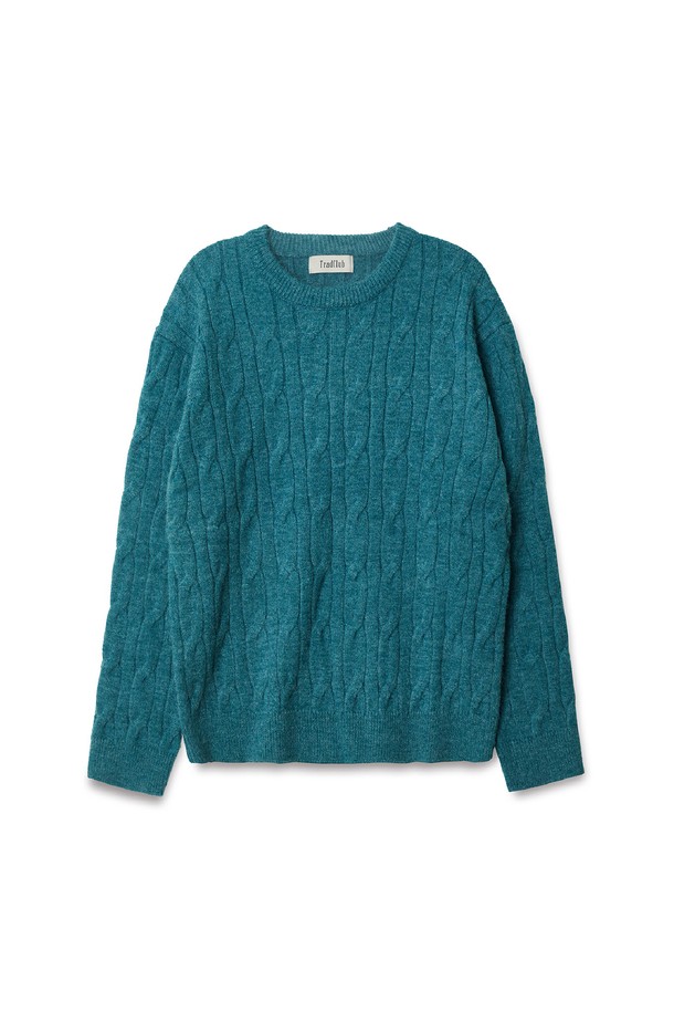 트래드클럽 케이블 니트는 여성스러운 무드를 연출하는 클래식하고 베이직한 디자인의 상의입니다. 부드러운 니트 소재로 제작되어 가을과 겨울에 따뜻하게 착용할 수 있으며, 라운드넥과 긴소매, 크롭 기장으로 세련된 핏을 선사합니다. 그린과 청록색 두 가지 컬러로 출시되어 데이트룩, 모임룩 등 다양한 TPO에 활용 가능합니다. 특히 퍼프소매와 케이블 패턴이 돋보여 미니멀하면서도 캐주얼한 스타일을 완성합니다. 레귤러핏으로 편안하게 착용할 수 있으며, 부드러운 촉감이 특징입니다.
