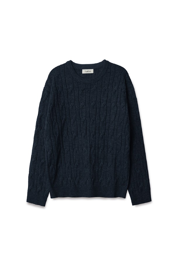 트래드클럽 케이블 니트는 여성용 상의로, 가을과 겨울에 따뜻하게 착용하기 좋은 아이템입니다. 네이비 컬러의 레귤러핏으로, 라운드넥과 긴 소매 디자인이 특징입니다. 두꺼운 울 소재로 제작되어 부드러운 촉감을 선사하며, 케이블 니트 짜임이 돋보여 클래식하고 베이직한 스타일을 연출합니다. 크롭 기장으로 세련된 핏을 강조하여 미니멀한 스타일을 완성할 수 있습니다.

