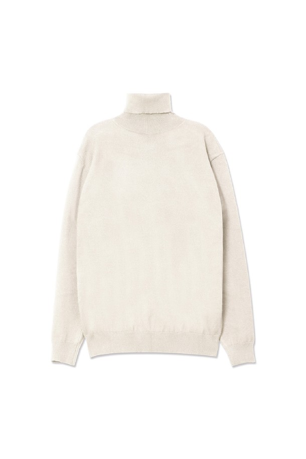 트래드클럽 베이직 폴라넥 니트는 가을과 겨울, 일상 및 출근룩, 모임룩에 모두 어울리는 공용 니트입니다. 아이보리, 화이트 두 가지 색상으로 출시되었으며, 부드러운 촉감의 울과 아크릴 혼방 소재로 제작되어 따뜻함을 선사합니다. 레귤러핏에 두꺼운 두께감, 긴 소매 기장으로 보온성을 높였으며, 베이직하고 클래식한 디자인으로 어떤 스타일에도 매치하기 용이합니다. 미니멀, 캐주얼 스타일을 선호하는 고객에게 추천합니다.
