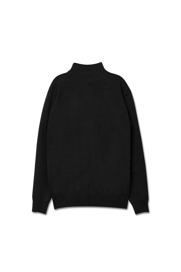 트래드클럽 베이직 하프 폴라넥 니트는 가을과 겨울, 쌀쌀한 날씨에 따뜻하게 착용할 수 있는 남녀 공용 니트입니다. 베이직한 디자인으로 유행을 타지 않아 오랫동안 활용 가능하며, 레귤러 핏과 긴 소매 기장으로 편안한 착용감을 선사합니다. 부드러운 니트 소재와 하프넥 디자인이 특징이며, 어떤 스타일에도 잘 어울리는 블랙 컬러로 제작되었습니다. 미니멀, 클래식, 캐주얼 등 다양한 스타일을 연출할 수 있어 활용도가 높습니다. 두꺼운 두께감으로 보온성을 높여 추운 날씨에도 따뜻하게 몸을 감싸줍니다.
