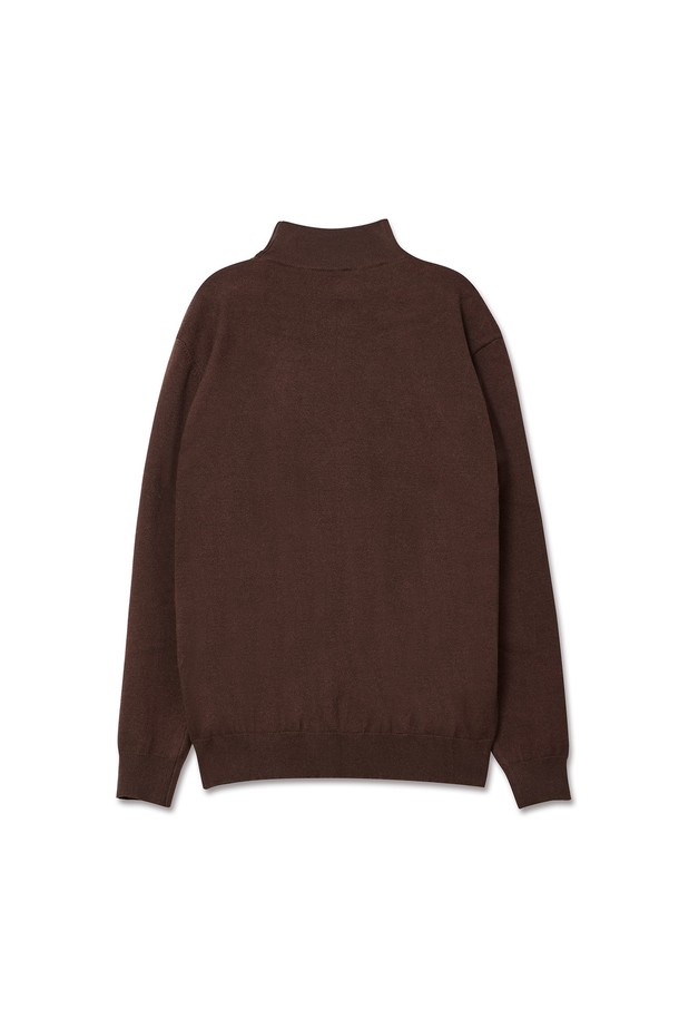 **트래드클럽 베이직 하프 폴라넥 니트**는 가을과 겨울, 일상에서 활용하기 좋은 공용 니트입니다. 부드러운 촉감의 니트 소재로 제작되었으며, 두꺼운 두께감으로 따뜻하게 착용할 수 있습니다. 베이직하고 클래식한 디자인에 레귤러 핏, 하프넥 디테일이 더해져 다양한 스타일을 연출하기 좋습니다. 출근룩이나 모임룩 등 TPO에 맞춰 클래식, 미니멀, 캐주얼 스타일을 완성해보세요. 브라운 컬러의 긴소매 디자인으로, 어떤 옷에도 쉽게 매치할 수 있는 활용도 높은 아이템입니다.
