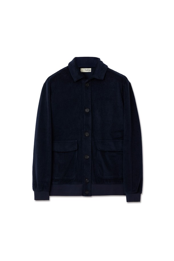 부드러운 촉감의 네이비 컬러 부클 포켓 가디건입니다. 울과 아크릴 혼방 소재로 제작되어 가을과 겨울에 따뜻하게 착용할 수 있습니다. 넉넉하고 편안한 레귤러핏에 라운드넥 디자인으로, 베이직하면서도 캐주얼한 스타일을 연출합니다. 긴 소매와 포켓 디테일이 실용성을 더하며, 출근룩과 모임룩, 캐주얼, 클래식, 미니멀한 스타일 모두 소화 가능합니다. 두께감 있는 소재로 포근함을 선사합니다.
