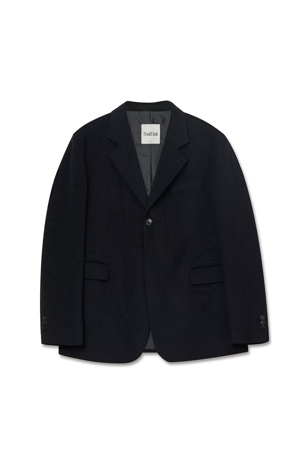 런던 솔리드 울 오버 블레이저는 남성용 아우터로, 가을과 겨울에 착용하기 좋습니다. 블랙 컬러의 무지 디자인으로 클래식하고 미니멀한 스타일을 연출하며, 오버핏으로 편안한 착용감을 제공합니다. 싱글 버튼 여밈 방식과 레귤러 기장의 블레이저로, 울 소재 특유의 두꺼운 두께감이 특징입니다. 오피스룩, 비즈니스 캐주얼, 모임룩 등 다양한 TPO에 시크하게 매치할 수 있습니다. 긴 소매 기장의 솔리드 디자인으로 세련된 분위기를 더합니다.
