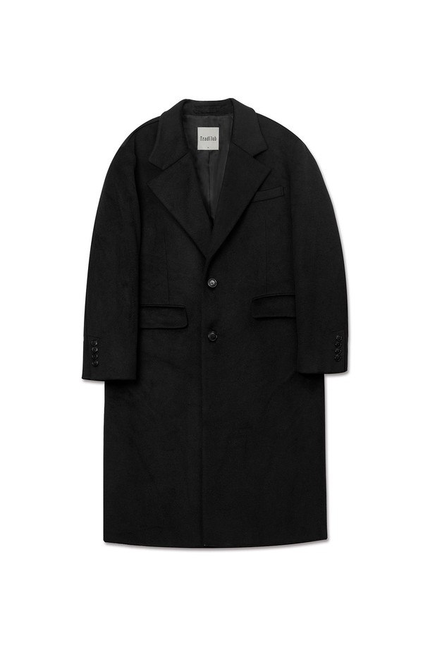 세련된 스타일을 완성하는 남성용 스탠다드 싱글 울 코트입니다. 가을과 겨울, 두 계절에 걸쳐 활용 가능한 두꺼운 울 소재로 제작되어 따뜻하고 포근한 착용감을 선사합니다. 클래식과 미니멀 무드를 동시에 느낄 수 있는 디자인으로, 출근룩, 오피스룩, 모임룩 등 다양한 TPO에 활용하기 좋습니다. 레귤러핏에 싱글 버튼 여밈, 노치드 라펠 디테일이 돋보이며, 무지 블랙 컬러로 어떤 의상에도 쉽게 매치할 수 있습니다. 롱 기장의 긴소매 디자인으로 시크한 매력을 더합니다.
