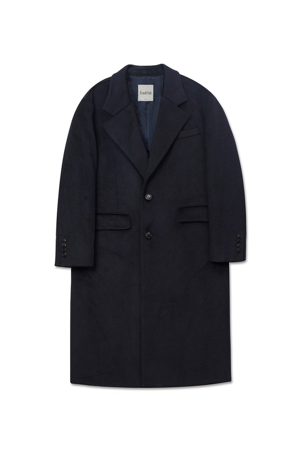 세련된 남성 스타일을 완성하는 스탠다드 싱글 울 코트입니다. 네이비 컬러의 무지 디자인으로, 클래식하고 미니멀한 스타일을 연출합니다. 가을과 겨울, 두 계절에 걸쳐 활용 가능하며, 두꺼운 울 소재로 제작되어 따뜻함과 고급스러운 착용감을 선사합니다. 레귤러 핏과 싱글 버튼 여밈, 노치드 라펠 디테일이 특징이며, 출근룩, 비즈니스 캐주얼, 모임룩 등 다양한 TPO에 활용할 수 있습니다. 
