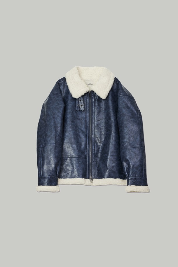 부드러운 촉감의 글로시 비건 레더 무스탕입니다. 네이비 컬러의 무지 디자인으로, 캐주얼한 스타일을 연출하기 좋습니다. 안감은 퍼 소재로 제작되어 겨울철에도 따뜻하게 착용 가능하며, 레귤러 핏에 긴 소매 기장으로 편안함을 더했습니다. 집업 여밈 방식과 퍼 카라 디테일로 포인트를 주어, 출근룩이나 모임룩 등 다양한 TPO에 활용할 수 있습니다. 미니멀, 클래식 스타일을 선호하는 여성분들께 추천합니다.
