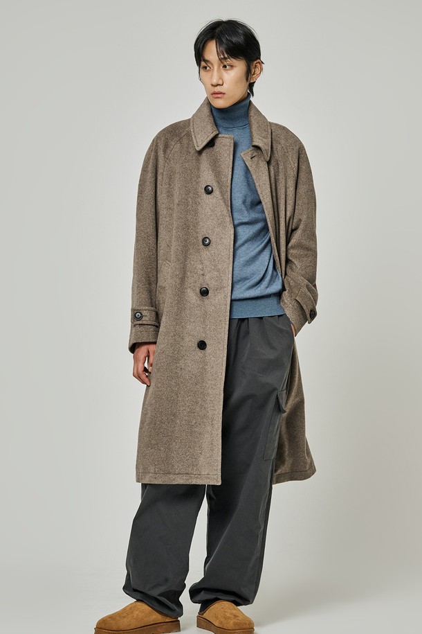 켄싱턴 솔리드 울 오버 발마칸 코트는 남성 고객을 위한 클래식하고 미니멀한 스타일의 발마칸 코트입니다. 베이지 및 브라운 컬러로 제공되며, 넉넉한 오버핏과 미디엄 기장으로 편안한 착용감을 선사합니다. 부드러운 울 소재와 두꺼운 두께감으로 가을, 겨울 시즌에 따뜻하게 착용할 수 있으며, 싱글 버튼 여밈과 칼라 디자인으로 세련된 분위기를 연출합니다. 출근룩, 비즈니스 캐주얼, 모임룩 등 다양한 TPO에 활용 가능하며, 시크한 스타일을 완성합니다.
