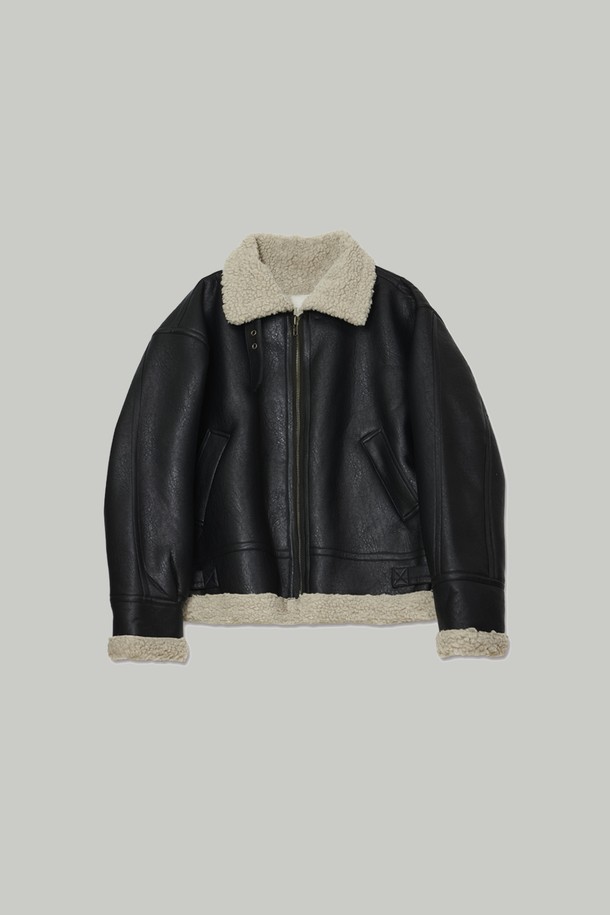 이번 겨울, 당신의 스타일을 책임질 베이직 비건 레더 무스탕입니다. 부드러운 촉감의 비건 가죽 소재와 따뜻한 퍼 안감으로 제작되어, 추운 날씨에도 포근함을 선사합니다. 블랙 컬러의 무지 디자인에 크롭 기장과 레귤러핏으로 캐주얼하면서도 세련된 스타일을 연출합니다. 집업 여밈 방식과 퍼 디테일이 더해져 모임룩이나 연말 모임룩에 완벽하게 어울립니다. 기본적인 디자인으로 다양한 스타일과 매치하여 클래식하고 미니멀한 룩을 완성해보세요.
