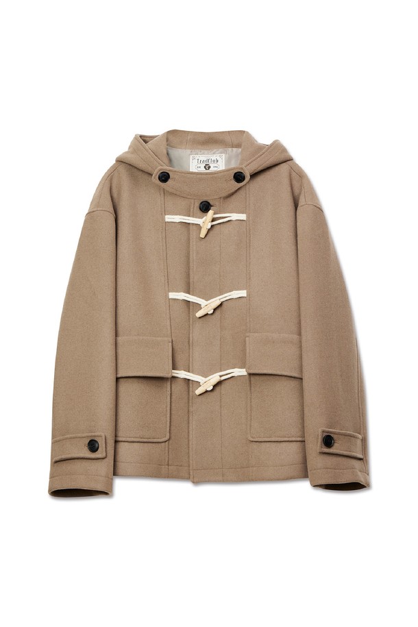 가을, 겨울 시즌 데일리룩을 책임질 더플 후드 숏 코트입니다. 베이직한 디자인에 캐주얼, 클래식 스타일을 더해 출근룩으로도 손색없습니다. 부드러운 울 소재에 두꺼운 두께감으로 따뜻하게 착용 가능하며, 숏 기장과 레귤러핏으로 편안한 착용감을 선사합니다. 무지 디자인과 베이지 컬러, 토글 여밈 방식, 후드와 포켓 디테일이 특징입니다. 긴 소매 기장으로 안정감을 더한 더플 코트로, 데일리 스타일링을 완성해보세요.
