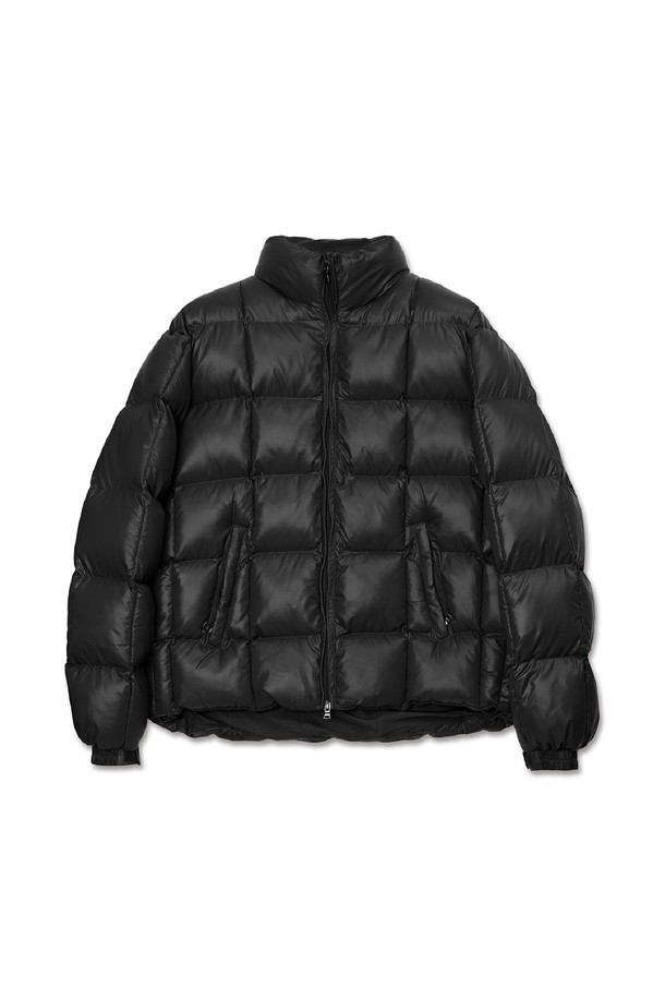 블랙 컬러의 글로시 웰론 패딩은 여성 고객을 위한 캐주얼 스타일의 아우터입니다. 겨울 시즌에 적합하며, 오버핏 크롭 기장으로 트렌디함을 더했습니다. 부드러운 촉감의 나일론 소재와 숏패딩 디자인, 퀄팅 디테일과 광택 마감으로 세련된 느낌을 줍니다. 집업 방식으로 간편하게 착용 가능하며, 집콕룩이나 미니멀한 스타일 연출에 좋습니다.
