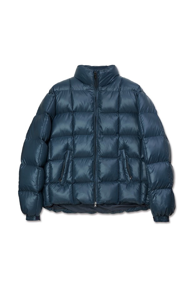 네이비 컬러의 글로시 웰론 패딩입니다. 캐주얼, 베이직 스타일로 일상에서 편안하게 착용하기 좋습니다. 넉넉한 레귤러핏에 집업 스타일로 간편하게 여밀 수 있습니다. 겉감은 나일론, 충전재는 웰론을 사용하여 부드러운 촉감과 두꺼운 두께로 뛰어난 보온성을 제공합니다. 글로시한 광택감이 돋보이는 디자인으로, 겨울철 스타일리시함을 더해줍니다.
