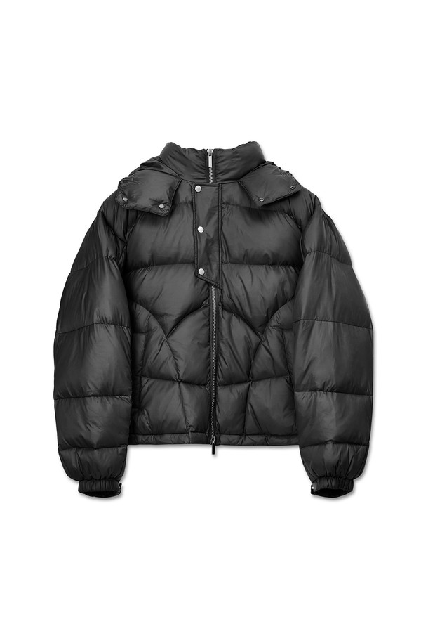 **크롭 후드 패딩**은 여성스러움을 강조하는 **블랙** 컬러의 겨울용 아우터입니다. **오버핏**으로 제작되어 편안한 착용감을 선사하며, **후드** 디자인과 **퀼팅** 디테일이 특징입니다. **나일론**과 **폴리에스테르** 혼방 소재로 제작되어 가볍고 **부드러운** **촉감**을 자랑합니다. **긴소매**와 **집업** 여밈 방식의 **크롭** 기장으로, **캐주얼** 및 **스포티** 스타일을 연출하기에 좋은 아이템입니다.
