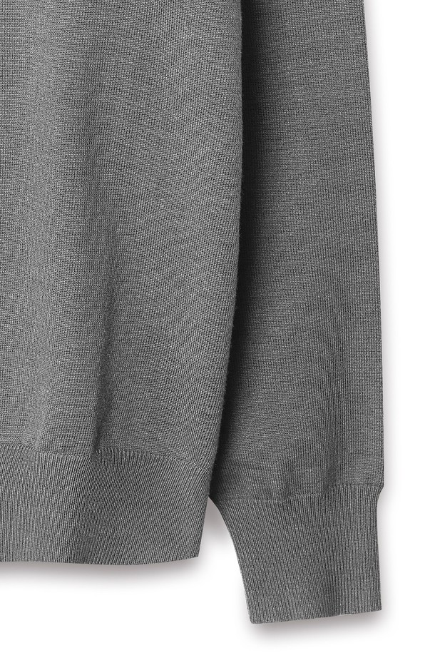 트래드클럽 베이직 폴로 니트는 부드러운 니트 소재로 제작되어 편안한 착용감을 선사합니다. 차분한 그레이 컬러와 레귤러핏, 긴소매 디자인으로 일상 및 비즈니스 캐주얼, 출근룩 등 다양한 TPO에 활용 가능합니다. 폴로 카라 디테일은 클래식하면서도 세련된 스타일을 연출하며, 봄, 가을 간절기에 활용하기 좋은 중간 두께의 니트입니다. 베이직하면서도 미니멀한 스타일을 즐기는 분들께 추천합니다.
