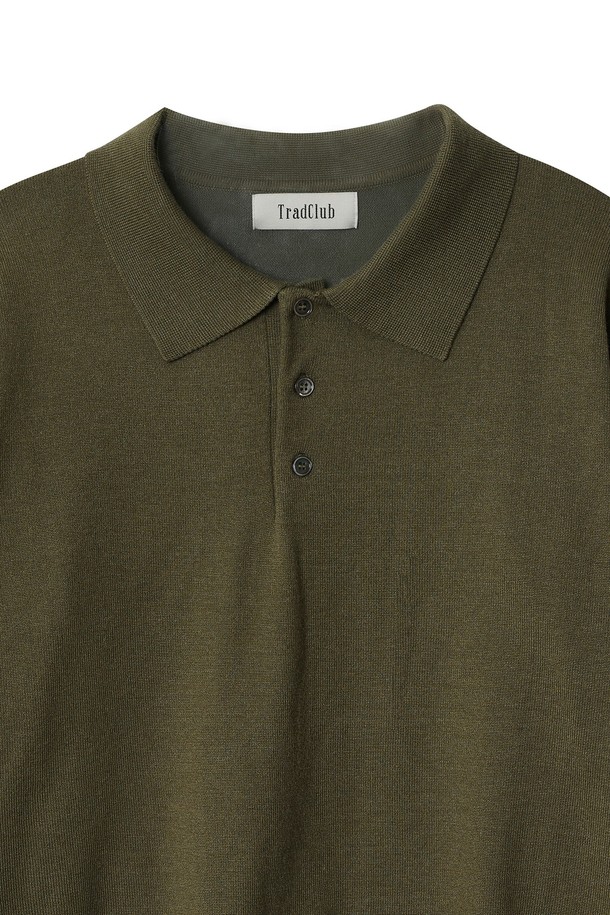 트래드클럽 베이직 폴로 니트는 클래식하고 미니멀한 스타일을 추구하는 분들을 위한 긴소매 폴로 니트입니다. 봄, 가을 시즌에 적합하며, 부드러운 촉감의 니트 소재로 제작되어 편안한 착용감을 선사합니다. 카키와 올리브 두 가지 색상으로 출시되어, 출근룩과 비즈니스 캐주얼에 활용하기 좋습니다. 레귤러핏으로 제작되었으며, 폴로 카라 디자인이 특징입니다. 무지 패턴으로 어떤 하의에도 잘 어울려 데일리룩으로 활용하기 좋습니다.
