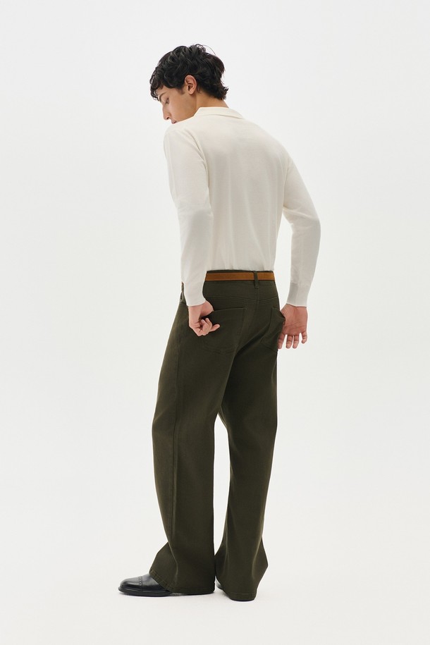 트래드클럽 베이직 폴로 니트는 부드러운 니트 소재로 제작되어 봄, 가을에 착용하기 좋은 긴소매 폴로넥 상의입니다. 깔끔한 무지 디자인과 레귤러핏으로 베이직하고 클래식한 스타일을 연출하며, 일상복으로 활용하기 좋습니다. 화이트 컬러의 이 니트는 다양한 하의와 매치하기 용이하며, 버튼 디테일이 포인트로 더해졌습니다. 레귤러 기장으로 편안하게 착용할 수 있으며, 부드러운 촉감이 특징입니다. 미니멀하고 캐주얼한 스타일을 선호하는 분들께 추천합니다.
