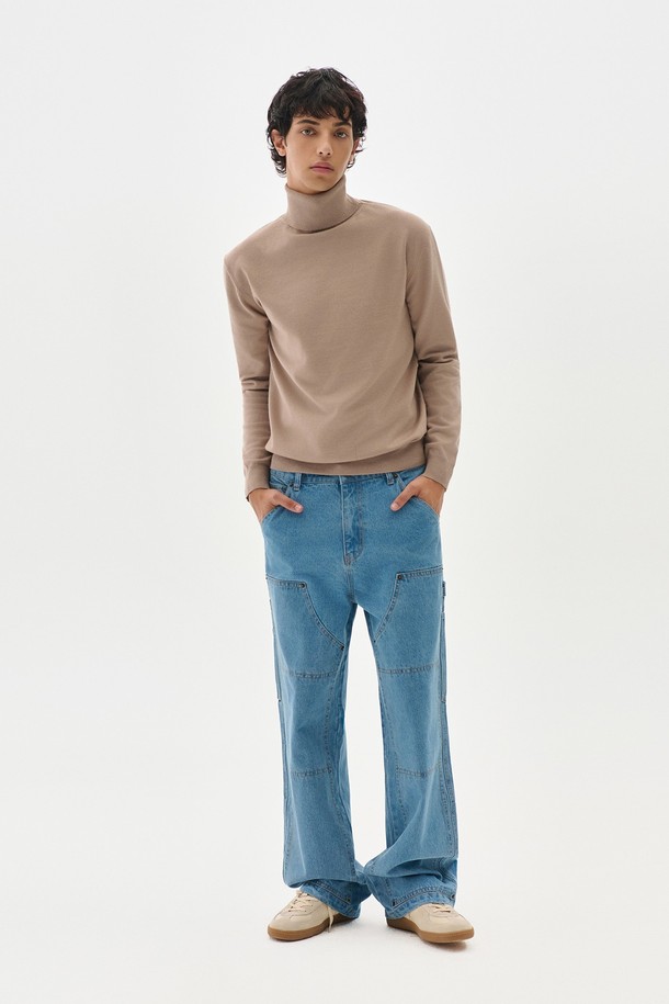 트래드클럽 베이직 폴라넥 니트는 가을과 겨울, 출근룩을 위한 클래식하고 미니멀한 스타일의 니트입니다. 부드러운 촉감의 니트 소재로 제작되었으며, 두꺼운 두께감으로 따뜻하게 착용할 수 있습니다. 베이직한 디자인에 레귤러 핏, 긴 소매와 터틀넥 디자인으로 포근함을 더했습니다. 무지 패턴의 베이지 컬러로 어떤 옷에도 쉽게 매치하여 다양한 스타일을 연출할 수 있습니다.
