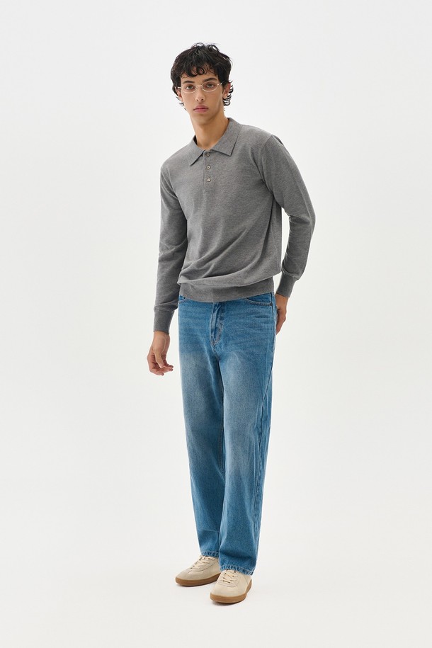 트래드클럽 베이직 폴로 니트는 부드러운 니트 소재로 제작되어 편안한 착용감을 선사합니다. 차분한 그레이 컬러와 레귤러핏, 긴소매 디자인으로 일상 및 비즈니스 캐주얼, 출근룩 등 다양한 TPO에 활용 가능합니다. 폴로 카라 디테일은 클래식하면서도 세련된 스타일을 연출하며, 봄, 가을 간절기에 활용하기 좋은 중간 두께의 니트입니다. 베이직하면서도 미니멀한 스타일을 즐기는 분들께 추천합니다.
