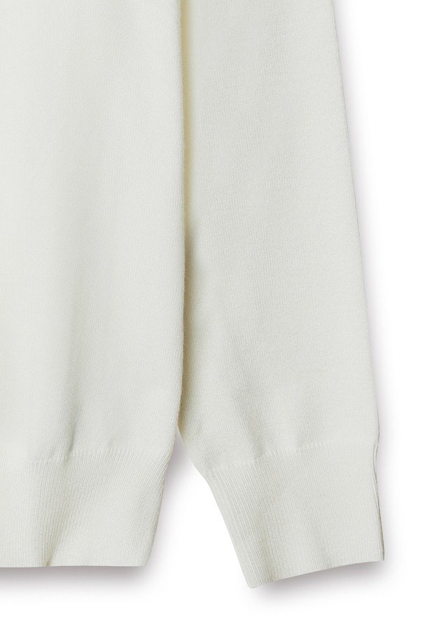 트래드클럽 베이직 폴로 니트는 부드러운 니트 소재로 제작되어 봄, 가을에 착용하기 좋은 긴소매 폴로넥 상의입니다. 깔끔한 무지 디자인과 레귤러핏으로 베이직하고 클래식한 스타일을 연출하며, 일상복으로 활용하기 좋습니다. 화이트 컬러의 이 니트는 다양한 하의와 매치하기 용이하며, 버튼 디테일이 포인트로 더해졌습니다. 레귤러 기장으로 편안하게 착용할 수 있으며, 부드러운 촉감이 특징입니다. 미니멀하고 캐주얼한 스타일을 선호하는 분들께 추천합니다.
