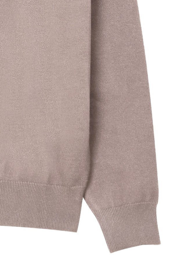 트래드클럽 베이직 폴라넥 니트는 가을과 겨울, 출근룩을 위한 클래식하고 미니멀한 스타일의 니트입니다. 부드러운 촉감의 니트 소재로 제작되었으며, 두꺼운 두께감으로 따뜻하게 착용할 수 있습니다. 베이직한 디자인에 레귤러 핏, 긴 소매와 터틀넥 디자인으로 포근함을 더했습니다. 무지 패턴의 베이지 컬러로 어떤 옷에도 쉽게 매치하여 다양한 스타일을 연출할 수 있습니다.
