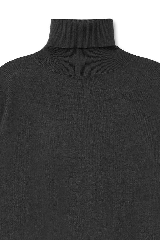 트래드클럽 베이직 폴라넥 니트는 가을과 겨울, 출근룩에 적합한 남녀 공용 니트입니다. 베이직하고 클래식한 디자인에 블랙 컬러, 레귤러 핏으로 어떤 스타일에도 매치하기 좋습니다. 울과 아크릴 혼방 소재로 제작되어 부드러운 촉감과 뛰어난 보온성을 자랑하며, 두꺼운 두께감의 터틀넥이 포근함을 더합니다. 긴 소매와 무지 패턴으로 미니멀하고 세련된 분위기를 연출할 수 있습니다.
