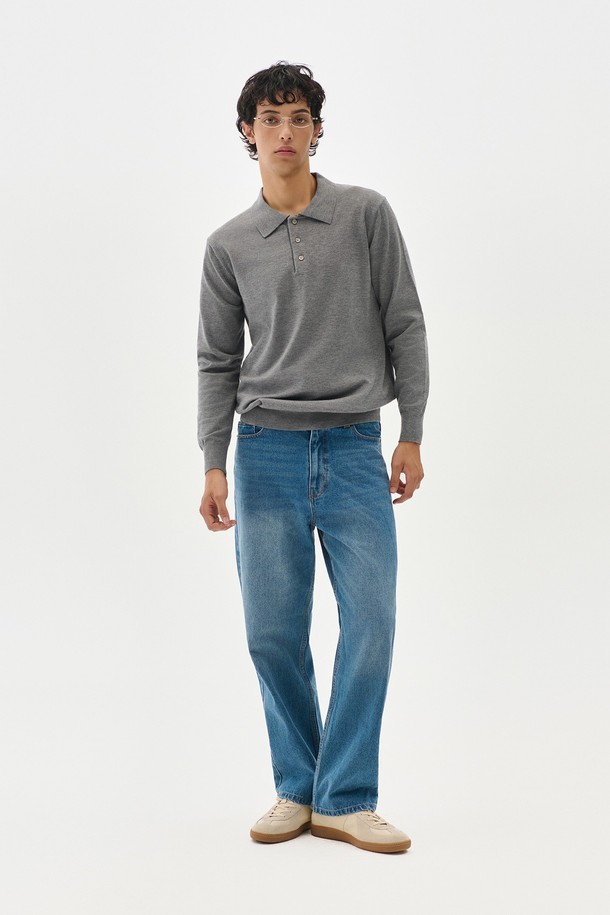 트래드클럽 베이직 폴로 니트는 부드러운 니트 소재로 제작되어 편안한 착용감을 선사합니다. 차분한 그레이 컬러와 레귤러핏, 긴소매 디자인으로 일상 및 비즈니스 캐주얼, 출근룩 등 다양한 TPO에 활용 가능합니다. 폴로 카라 디테일은 클래식하면서도 세련된 스타일을 연출하며, 봄, 가을 간절기에 활용하기 좋은 중간 두께의 니트입니다. 베이직하면서도 미니멀한 스타일을 즐기는 분들께 추천합니다.
