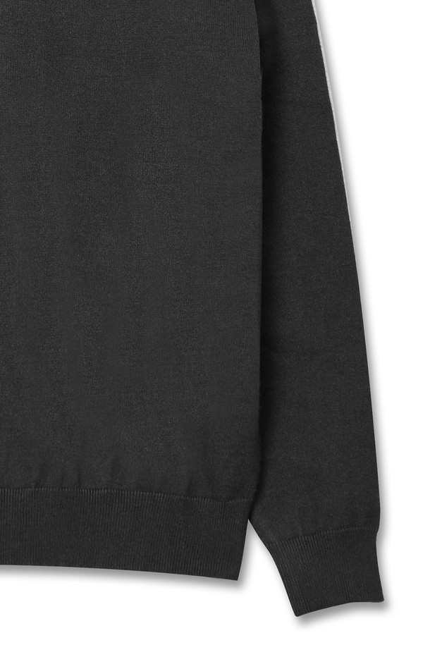 트래드클럽 베이직 폴라넥 니트는 가을과 겨울, 출근룩에 적합한 남녀 공용 니트입니다. 베이직하고 클래식한 디자인에 블랙 컬러, 레귤러 핏으로 어떤 스타일에도 매치하기 좋습니다. 울과 아크릴 혼방 소재로 제작되어 부드러운 촉감과 뛰어난 보온성을 자랑하며, 두꺼운 두께감의 터틀넥이 포근함을 더합니다. 긴 소매와 무지 패턴으로 미니멀하고 세련된 분위기를 연출할 수 있습니다.
