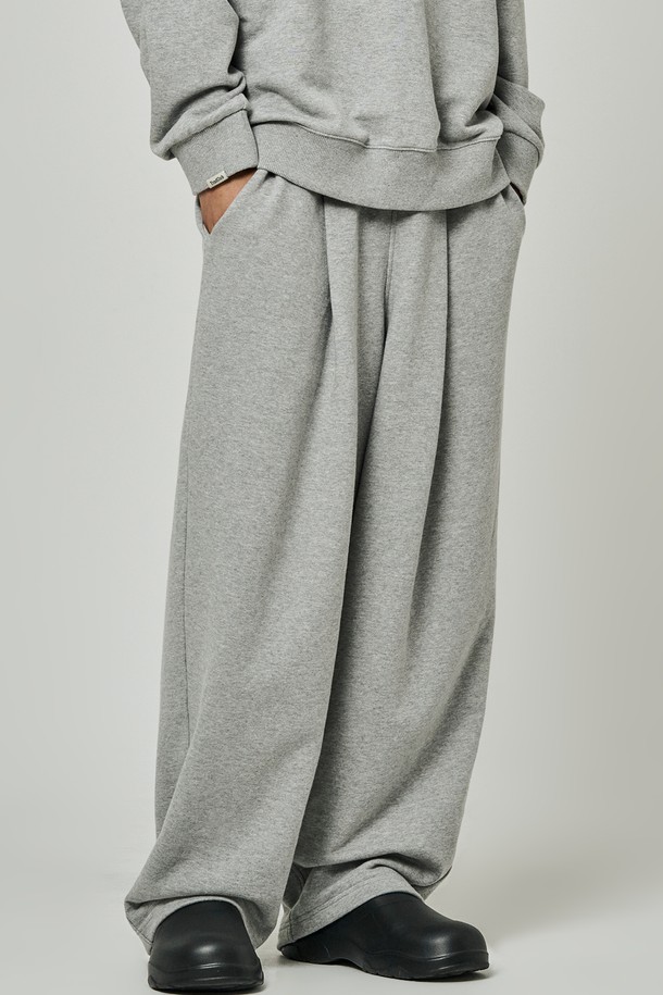 부드러운 기모 안감으로 포근함을 더한 베이직 원턱 기모 스웨트 와이드 팬츠입니다. 넉넉한 루즈핏 와이드 디자인으로 편안한 착용감을 선사하며, 일상, 피트니스 등 다양한 활동에 활용하기 좋습니다. 가을, 겨울 시즌에 어울리는 두꺼운 두께감으로 따뜻하게 입을 수 있으며, 무지 디자인으로 어떤 상의와도 쉽게 매치할 수 있습니다. 캐주얼, 미니멀, 스포티한 스타일을 연출하기 좋으며, TPO에 따라 피트니스룩, 집콕룩, 산책룩으로 활용 가능합니다. 허리 밴딩과 원턱 디테일로 편안함과 스타일을 모두 갖춘 제품입니다.
