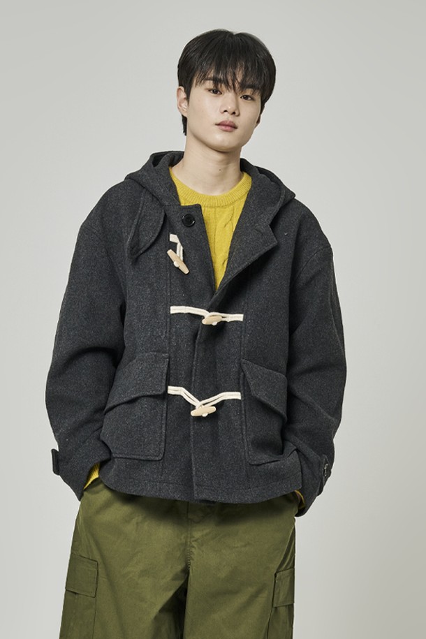 가을, 겨울 시즌 데일리룩을 책임질 더플 후드 숏 코트입니다. 베이직한 디자인에 캐주얼, 클래식 스타일을 더해 출근룩으로도 손색없습니다. 부드러운 울 소재에 두꺼운 두께감으로 따뜻하게 착용 가능하며, 숏 기장과 레귤러핏으로 편안한 착용감을 선사합니다. 무지 디자인과 베이지 컬러, 토글 여밈 방식, 후드와 포켓 디테일이 특징입니다. 긴 소매 기장으로 안정감을 더한 더플 코트로, 데일리 스타일링을 완성해보세요.
