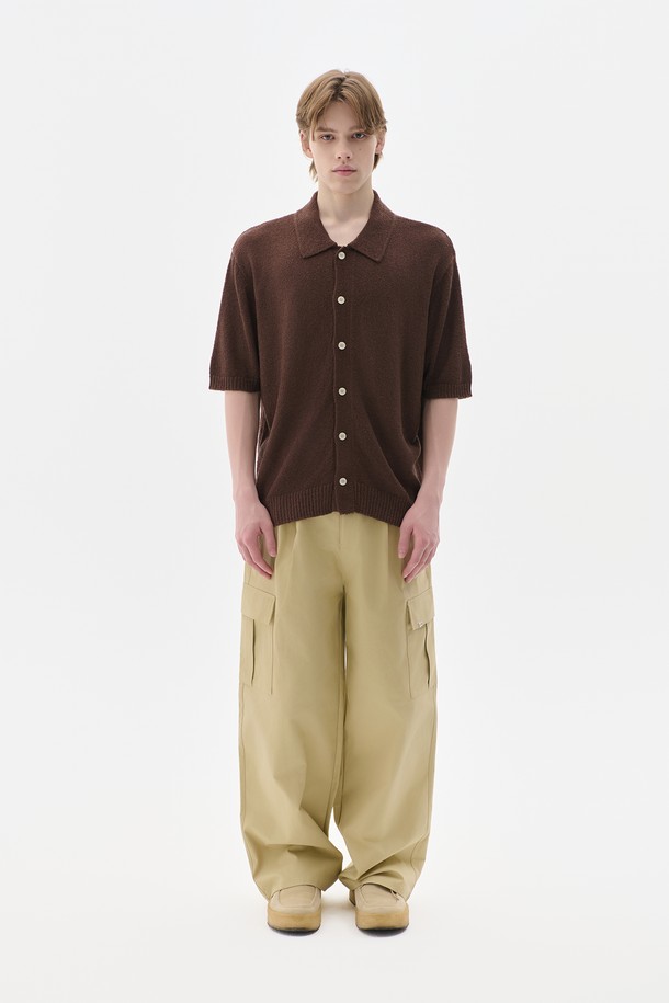 베이직한 디자인에 투턱 디테일로 포인트를 더한 남성용 와이드 카고 팬츠입니다. 봄, 여름, 가을 3계절 모두 활용 가능한 면 소재로 제작되어 편안한 착용감을 선사합니다. 넉넉한 루즈핏으로 활동성을 높였으며, 카고 포켓 디테일이 실용성을 더해줍니다. 캐주얼, 스트릿, 워크웨어 등 다양한 스타일 연출이 가능하며, 여행룩, 캠핑룩 등 TPO에 맞춰 활용하기 좋습니다. 5가지 다채로운 컬러 구성으로, 취향에 맞는 스타일을 선택해보세요.
