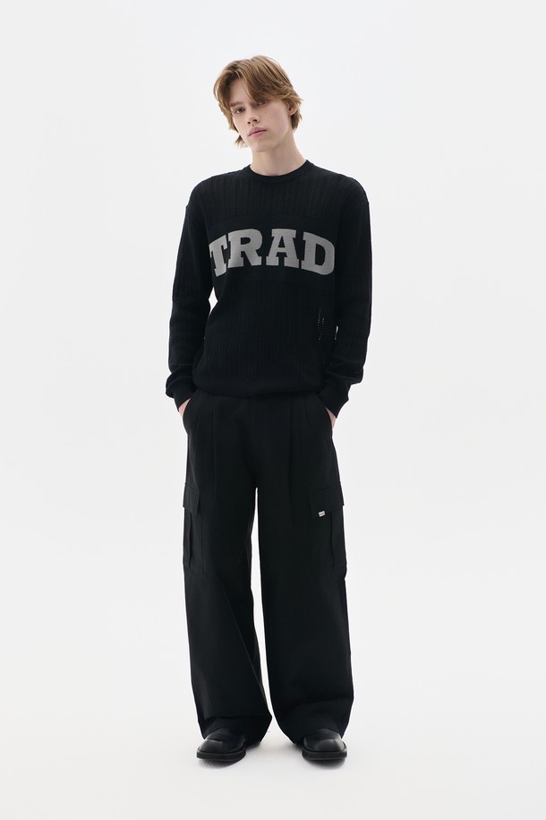 5가지 톤의 컬러로 출시된 투턱 와이드 카고 팬츠입니다. 넉넉한 루즈핏으로 편안한 착용감을 선사하며, 봄, 가을 시즌에 적합합니다. 면 소재로 제작되어 부드러운 촉감을 느낄 수 있으며, 무지 패턴에 투턱 디테일과 카고 포켓으로 디자인 포인트를 더했습니다. 출근룩부터 캠핑룩까지, 캐주얼, 스트릿, 미니멀 스타일 모두 소화 가능한 활용도 높은 아이템입니다. 와이드 핏과 긴 기장으로 트렌디한 스타일을 연출해보세요.
