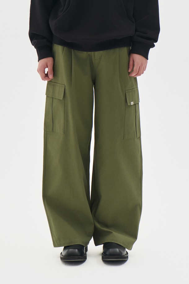 다섯 가지 다채로운 컬러 (카키, 블랙, 베이지, 네이비, 브라운)로 출시된 투턱 와이드 카고 팬츠입니다. 넉넉한 루즈핏과 와이드한 실루엣으로 편안하면서도 트렌디한 스타일을 연출합니다. 면 소재로 제작되어 봄, 가을 간절기에 적합하며, 무지 디자인에 카고 포켓 디테일로 실용성을 더했습니다. 캐주얼, 스트릿, 미니멀 등 다양한 스타일을 소화하며 일상에서 폭넓게 활용할 수 있습니다. 밴딩 없이 투턱 디테일로 포인트를 살려 더욱 세련된 핏을 선사합니다.
