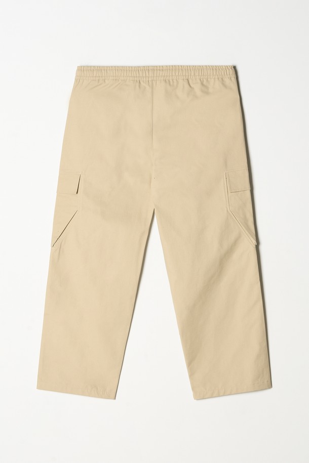 부드러운 면 소재로 제작되어 편안한 착용감을 선사하는 스트링 조거 카고 팬츠입니다. 캐주얼, 스트릿 스타일을 즐기는 분들을 위한 아이템으로, 봄, 여름, 가을 3계절 활용 가능합니다. 루즈핏 조거 바지로 활동성을 높였으며, 허리 밴딩과 스트링 디테일로 편안함과 스타일을 동시에 잡았습니다. 베이지 컬러에 무지 디자인으로 어떤 상의에도 매치하기 용이하며, 카고 포켓으로 수납력까지 갖춘 실용적인 제품입니다. 얇은 두께감으로 시원하게 착용할 수 있습니다.
