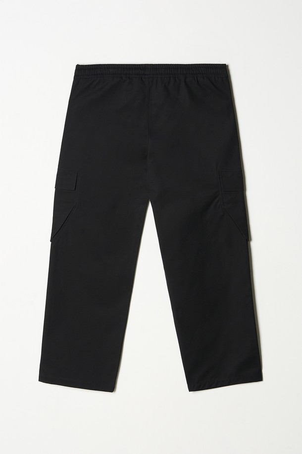 캐주얼, 스트릿, 미니멀 스타일을 모두 아우르는 남성용 스트링 조거 카고 팬츠입니다. 봄, 여름, 가을 시즌에 활용하기 좋은 얇은 두께감의 면 소재로 제작되어 부드러운 촉감을 선사합니다. 편안한 루즈핏 조거 스타일로, 활동성과 스타일을 동시에 잡았습니다. 허리 밴딩과 스트링 디테일로 편안한 착용감을 제공하며, 카고 포켓을 더해 실용성을 높였습니다. 여행룩, 캠핑룩 등 다양한 TPO에 활용 가능하며, 블랙 색상으로 어떤 상의와도 쉽게 매치할 수 있습니다.
