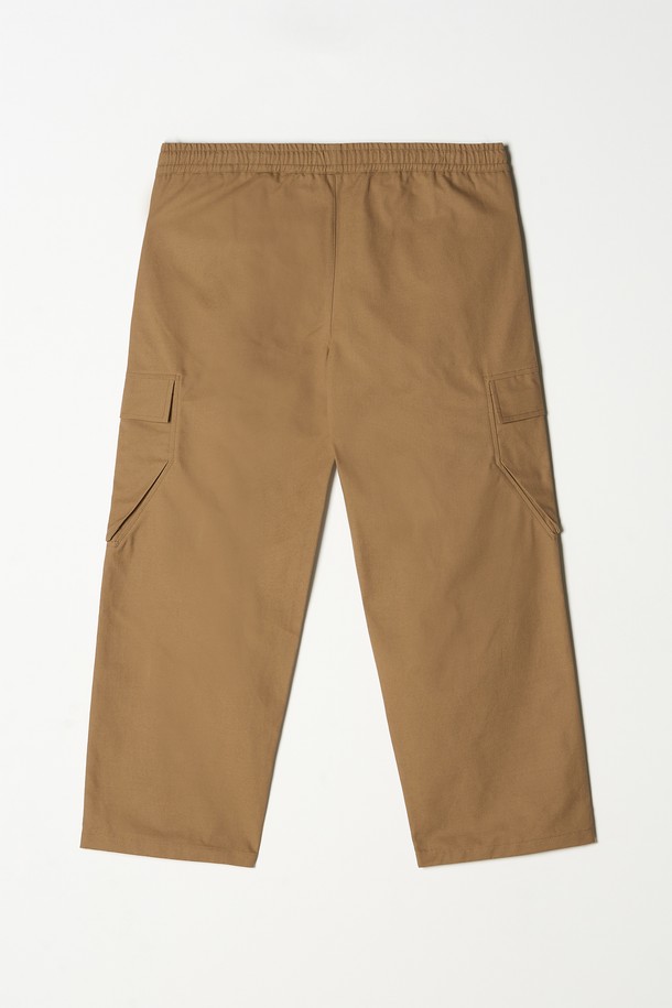 베이직한 디자인에 실용성을 더한 남성용 스트링 조거 카고 팬츠입니다. 부드러운 면 소재로 제작되어 편안한 착용감을 선사하며, 봄, 여름, 가을 시즌에 활용하기 좋습니다. 얇은 두께감과 루즈핏으로 활동성을 높였으며, 밴딩 허리 디자인으로 편안함을 더했습니다. 카고 포켓과 스트링 디테일로 캐주얼, 스트릿, 시티보이 스타일을 모두 소화할 수 있습니다. 베이지, 카키 2가지 컬러로 출시되어 다양한 상의와 매치하여 개성 있는 스타일을 연출해보세요.
