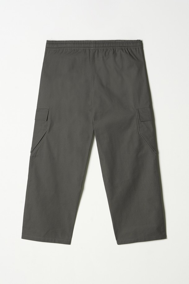 스트링 조거 카고 팬츠 5컬러는 캐주얼, 스트릿, 미니멀 스타일을 모두 아우르는 남성용 반바지입니다. 봄, 여름에 얇게 착용하기 좋으며, 여행룩과 캠핑룩에 활용하기 좋습니다. 면 소재로 제작되어 부드러운 촉감을 선사하며, 릴랙스 핏으로 편안한 착용감을 제공합니다. 허리 밴딩과 스트링, 카고 포켓 디테일이 돋보이는 조거핏 디자인으로, 카키, 올리브 등 5가지 다채로운 컬러로 만나볼 수 있습니다.
