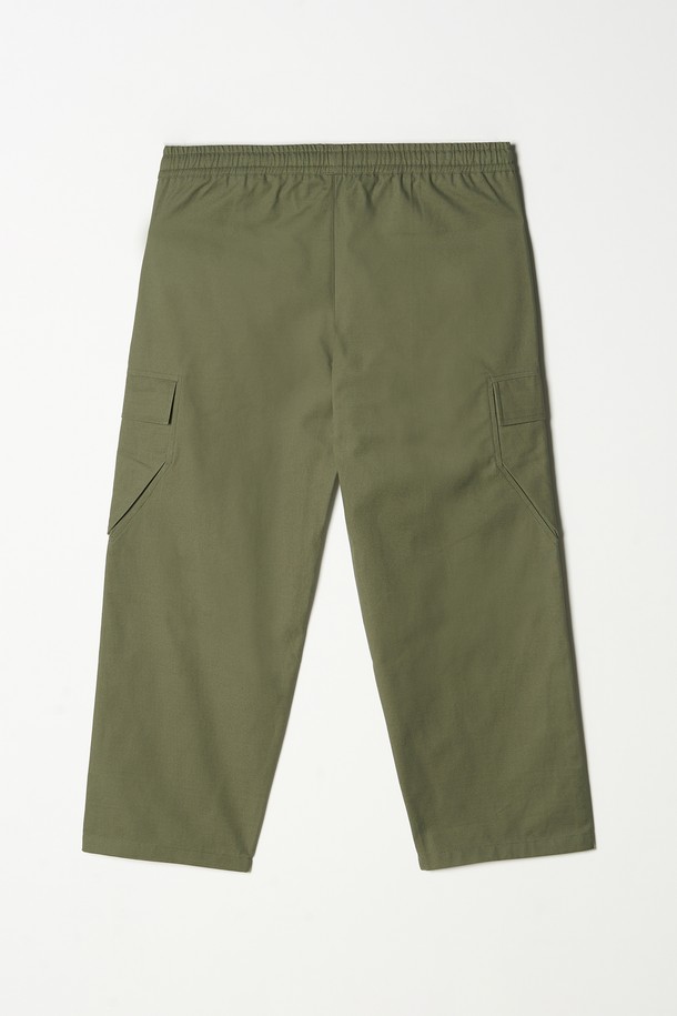 캐주얼과 스트릿 스타일을 넘나드는 스트링 조거 카고 팬츠입니다. 부드러운 면 소재로 제작되어 편안한 착용감을 선사하며, 봄, 여름 시즌에 적합한 얇은 두께감으로 활동성을 높였습니다. 넉넉한 릴랙스핏 조거 디자인에 밴딩 허리와 스트링, 카고 포켓 디테일을 더해 실용성을 더했습니다. 카키, 올리브 등 5가지 다채로운 컬러로 출시되어, 취향에 맞는 스타일을 연출할 수 있습니다. 미니멀한 상의와 매치하여 깔끔하면서도 개성 있는 룩을 완성해보세요.
