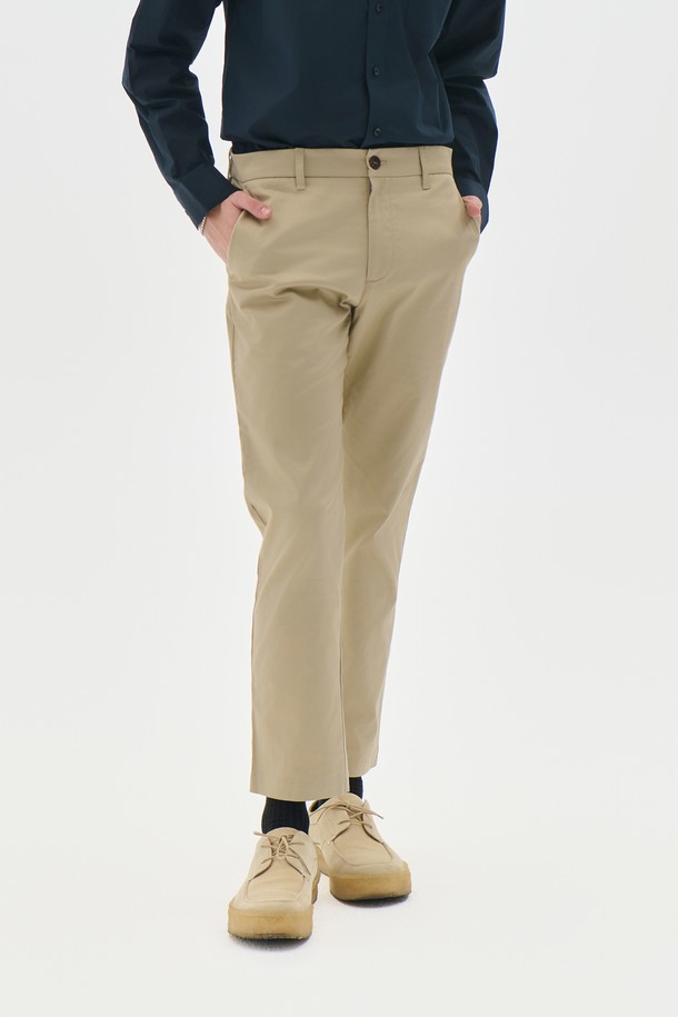 베이직하고 캐주얼한 스타일의 남성용 테이퍼드 치노 팬츠입니다. 봄, 여름, 가을 세 계절 모두 활용 가능하며, 일상 및 출근룩, 데이트룩에 적합합니다. 레귤러 핏에 면 소재로 제작되어 편안한 착용감을 선사합니다. 무지 디자인에 베이지 컬러로, 미니멀하고 클래식한 스타일 연출에 용이합니다. 테이퍼드 핏으로 다리가 더욱 슬림해 보이는 효과를 줍니다.
