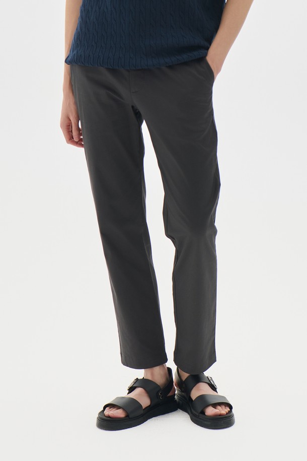 **테이퍼드 치노 팬츠 6컬러**는 베이직하고 캐주얼한 스타일을 추구하는 남성분들을 위한 면 소재의 치노 팬츠입니다. 일상생활은 물론 출근룩, 비즈니스 캐주얼에도 활용하기 좋으며, 봄, 가을에 적합합니다. 테이퍼드 핏으로 다리가 슬림해 보이는 효과를 주며, 블랙, 베이지, 네이비, 카키, 그레이, 브라운 6가지의 다채로운 컬러로 출시되었습니다. 미니멀, 클래식, 캐주얼 등 다양한 스타일을 연출할 수 있어 활용도가 높습니다. 무지 디자인으로 어떤 상의와도 쉽게 매치할 수 있습니다.
