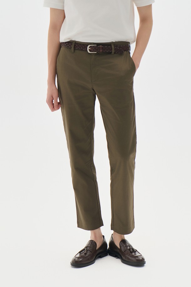 남성용 테이퍼드 치노 팬츠 6컬러입니다. 봄, 가을에 어울리는 면 소재의 긴 기장 바지로, 베이직하고 캐주얼한 스타일을 연출합니다. 카키, 베이지, 블랙, 네이비, 그레이, 브라운 6가지 색상으로 출시되어 출근룩, 데이트룩 등 다양한 TPO에 활용 가능합니다. 미니멀, 클래식, 캐주얼 스타일을 즐기는 남성분들께 추천하는 테이퍼드 핏 치노 팬츠입니다. 무지 디자인으로 어떤 상의에도 잘 어울립니다.
