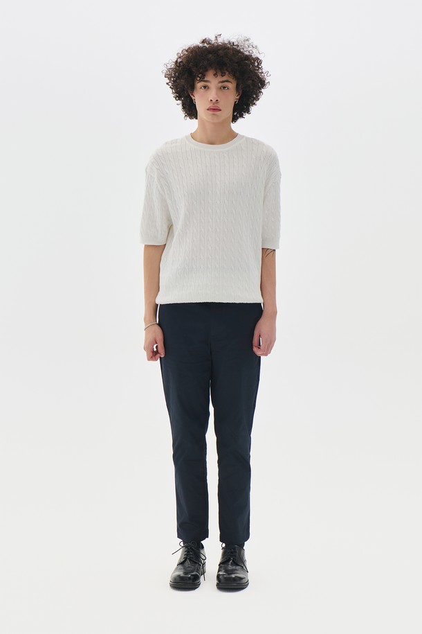 세련된 테이퍼드 핏으로 다리 라인을 살려주는 남성용 치노 팬츠입니다. 블랙, 네이비, 베이지, 카키, 그레이, 브라운 6가지의 다채로운 컬러로 출시되어, 어떤 상의에도 쉽게 매치할 수 있습니다. 봄, 가을 시즌에 적합한 면 소재로 제작되어 편안한 착용감을 선사하며, 베이직하고 캐주얼한 스타일을 연출하기 좋습니다. 출근룩과 데이트룩 등 다양한 TPO에 활용할 수 있으며, 미니멀, 클래식, 캐주얼 스타일을 즐겨 입는 남성분들께 추천합니다.
