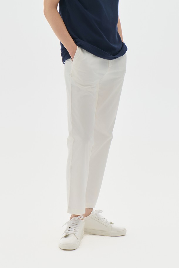 **테이퍼드 치노 팬츠 6컬러**는 남녀 모두 착용 가능한 데일리 치노 팬츠입니다. 봄, 여름, 가을 3계절 착용 가능하며, 베이직하고 캐주얼한 스타일을 연출합니다. 면 소재의 레귤러핏 긴바지로, 테이퍼드 핏이 특징입니다. 베이지, 화이트, 블랙, 네이비, 카키, 그레이 6가지 컬러로 제공되어 다양한 코디에 활용할 수 있습니다. 출근룩과 비즈니스 캐주얼은 물론 캐주얼, 미니멀, 클래식 스타일에도 잘 어울리는 기본 아이템입니다.
