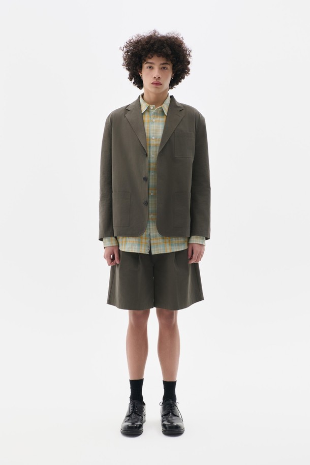 차분하고 세련된 스타일을 연출하는 컴포트 코튼 셋업 재킷 차콜그레이입니다. 부드러운 면 소재로 제작되어 편안한 착용감을 선사하며, 봄, 가을 시즌에 활용하기 좋습니다. 미니멀하고 클래식한 디자인으로, 오피스룩, 비즈니스 캐주얼, 모임룩 등 다양한 TPO에 활용 가능합니다. 레귤러핏 싱글버튼 테일러드 재킷이며, 무지 패턴의 차콜그레이 컬러로 어떤 옷에도 매치하기 용이합니다. 긴소매와 얇은 두께감으로 간절기에도 부담 없이 착용할 수 있는 셋업 자켓입니다.
