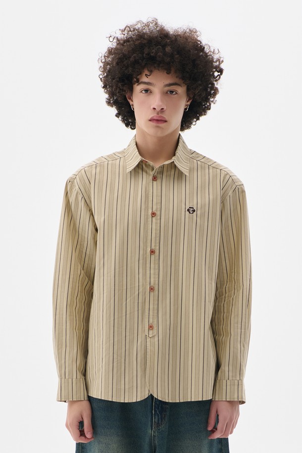 베이직하고 캐주얼한 무드의 남성용 'TC' 로고 스트라이프 워크 셔츠입니다. 부드러운 면 소재로 제작되어 봄, 가을에 편안하게 착용하기 좋으며, 레귤러 핏으로 제작되어 활동성을 높였습니다. 차이나 칼라와 긴 소매, 스트라이프 패턴이 특징이며, 'TC' 로고 디테일로 포인트를 더했습니다. 출근룩 또는 비즈니스 캐주얼 스타일, 캐주얼, 클래식, 미니멀 스타일 모두 소화 가능한 베이지 컬러의 셔츠입니다.
