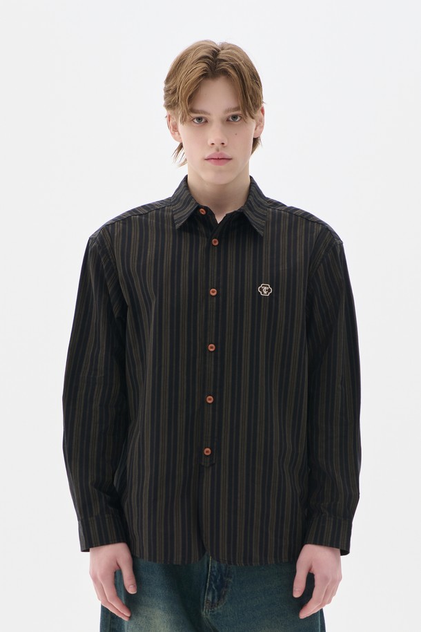 TC 로고 스트라이프 워크 셔츠 블랙은 남성용 상의입니다. 봄, 가을에 어울리는 레귤러핏 긴소매 셔츠로, 캐주얼 및 베이직 스타일을 연출하기 좋습니다. 부드러운 면 소재로 제작되었으며, 차이나칼라와 스트라이프 패턴이 특징입니다. 일상뿐만 아니라 비즈니스 캐주얼, 출근룩에도 활용 가능하며, TC 로고 디테일로 포인트를 더했습니다. 미니멀, 클래식, 캐주얼 스타일을 즐기는 분들께 추천합니다.
