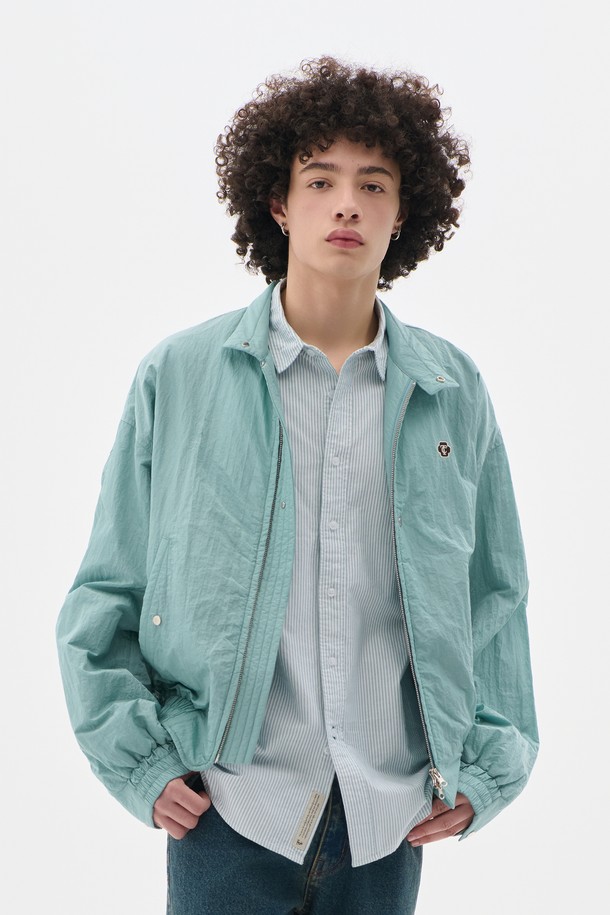 시어 투웨이 오버핏 블루종 블루는 남녀 모두 착용 가능한 캐주얼 스타일의 블루종입니다. 얇은 두께감으로 봄, 가을 간절기에 활용하기 좋으며, 무지 디자인으로 미니멀한 무드를 연출합니다. 긴 소매와 오버핏으로 편안한 착용감을 선사하며, 투웨이(Two-way) 디자인으로 다양한 스타일을 연출할 수 있습니다. 집업 스타일로 간편하게 입고 벗을 수 있으며, 데일리룩에 포인트 아이템으로 활용하기 좋습니다.
