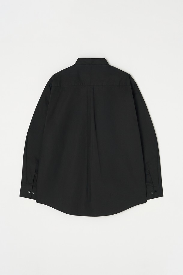 **베이직 포플린 셔츠 5컬러**는 일상과 비즈니스 캐주얼에 모두 활용하기 좋은, 미니멀하고 클래식한 스타일의 긴소매 셔츠입니다. 부드러운 촉감의 포플린 면 소재로 제작되어 봄, 여름, 가을에 시원하게 착용할 수 있습니다. 레귤러 핏으로 편안한 착용감을 선사하며, 차이나 칼라 디자인으로 깔끔한 인상을 줍니다. 무지 디자인에 블랙 컬러로, 어떤 옷에도 잘 어울려 데일리 셔츠로 활용하기 좋습니다. 얇은 두께감으로 간절기에도 부담 없이 착용할 수 있습니다.