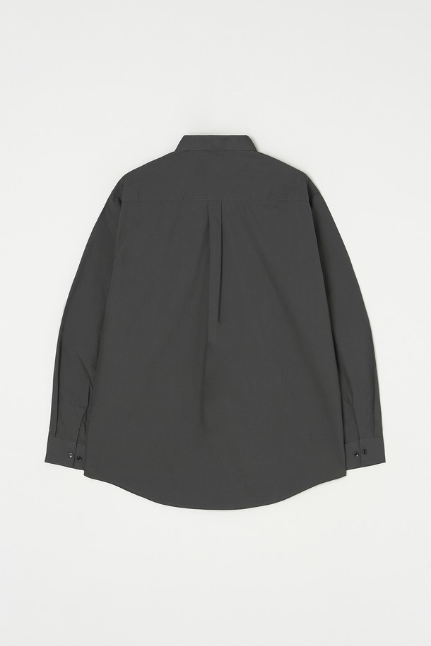 베이직 포플린 셔츠 5컬러는 남녀 모두 착용 가능한 기본 셔츠입니다. 봄, 가을에 어울리는 얇은 두께의 면 소재로 제작되어 부드러운 촉감을 선사하며, 레귤러핏으로 편안하게 착용할 수 있습니다. 차이나칼라와 긴 소매 디자인으로 미니멀하고 클래식한 무드를 연출하며, 출근룩이나 비즈니스 캐주얼 스타일에도 활용하기 좋습니다. 그레이 컬러를 포함한 5가지 색상으로 출시되어 다양한 스타일을 연출할 수 있습니다. 무지 디자인의 포플린 원단 셔츠로, 베이직한 디자인을 선호하는 분들께 추천합니다.
